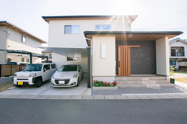 尾道市　注文住宅　大きな軒と高級感溢れる木目のデザインが素敵なお家